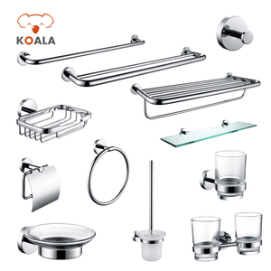 Ensemble d'accessoires de salle de bain d'h&ocirc;tel moderne et &eacute;l&eacute;gant, espaces de luxe