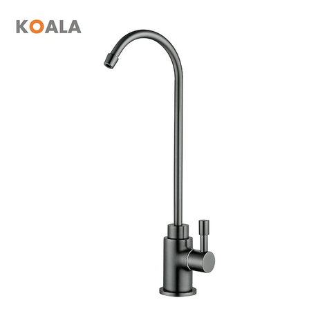 Rubinetto da cucina con filtro dell'acqua alla moda dalle linee morbide 